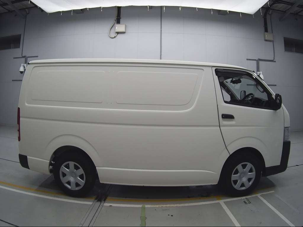 2016 Toyota Hiace Van KDH201V[2]