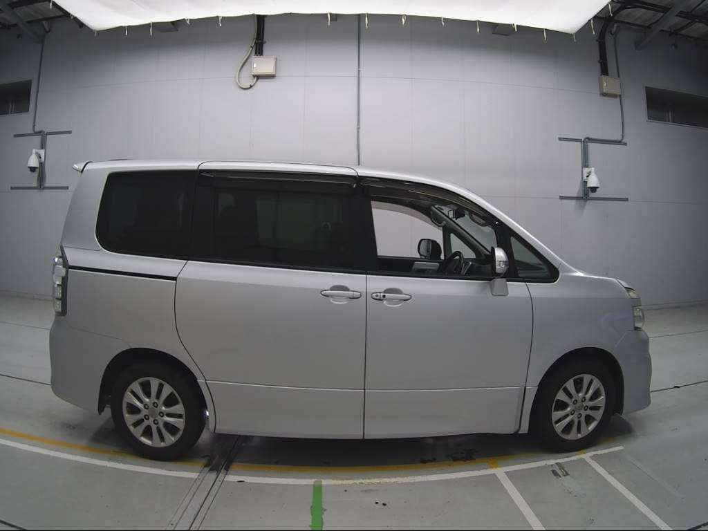 2012 Toyota Voxy ZRR70W[2]