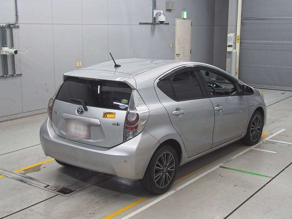 2013 Toyota Aqua NHP10[1]