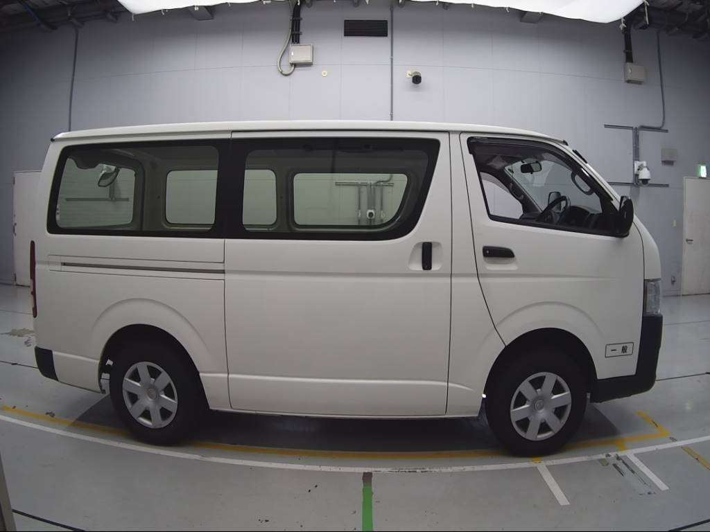 2017 Toyota Hiace Van KDH206V[2]