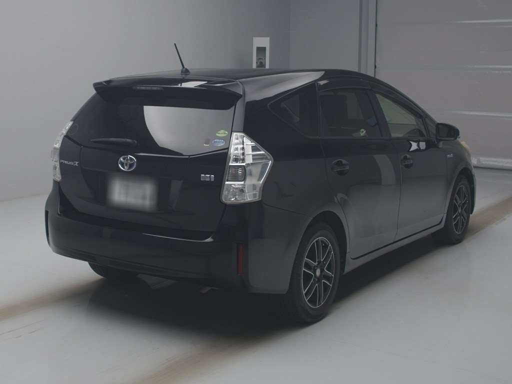 2012 Toyota Prius alpha ZVW41W[1]