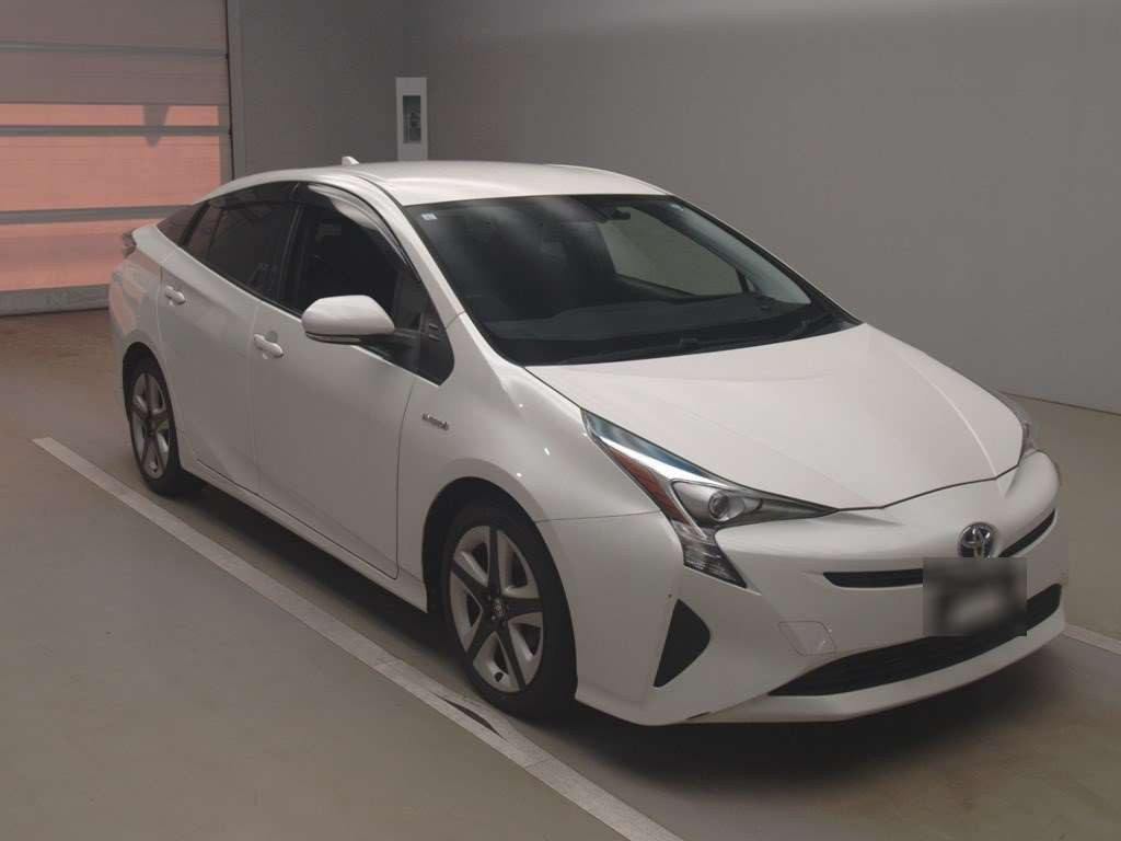 2016 Toyota Prius ZVW50[2]