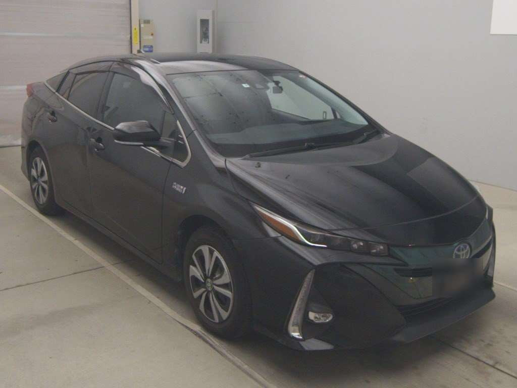 2017 Toyota Prius PHV ZVW52[2]