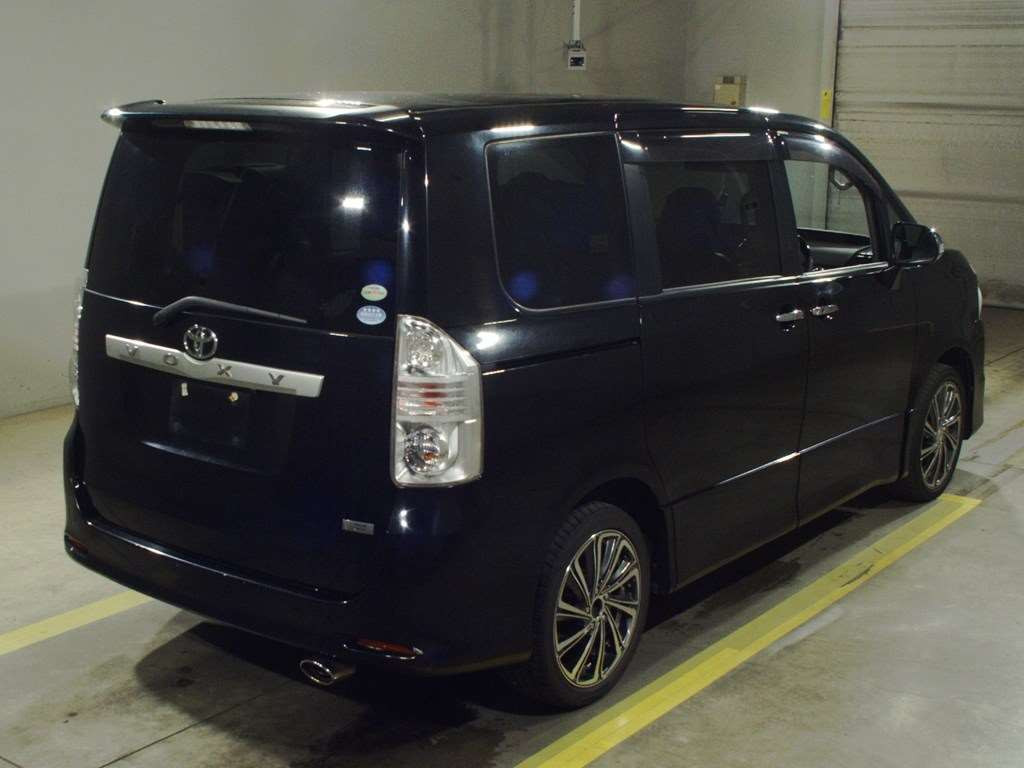 2009 Toyota Voxy ZRR75W[1]