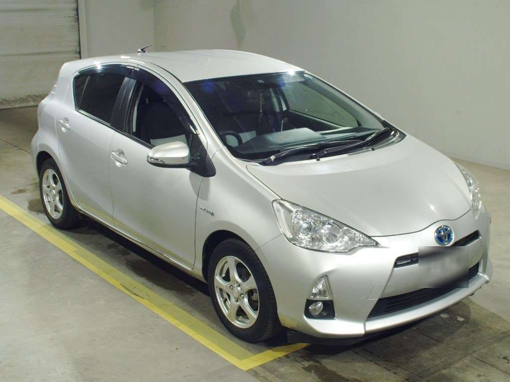 2014 Toyota Aqua NHP10[2]