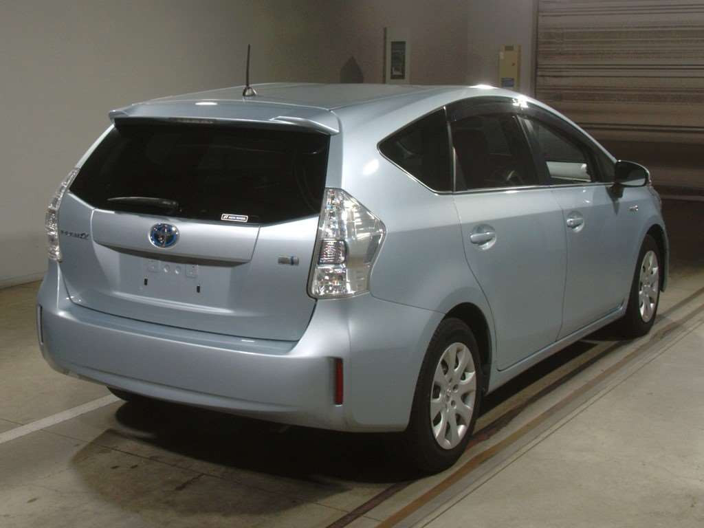 2013 Toyota Prius alpha ZVW41W[1]