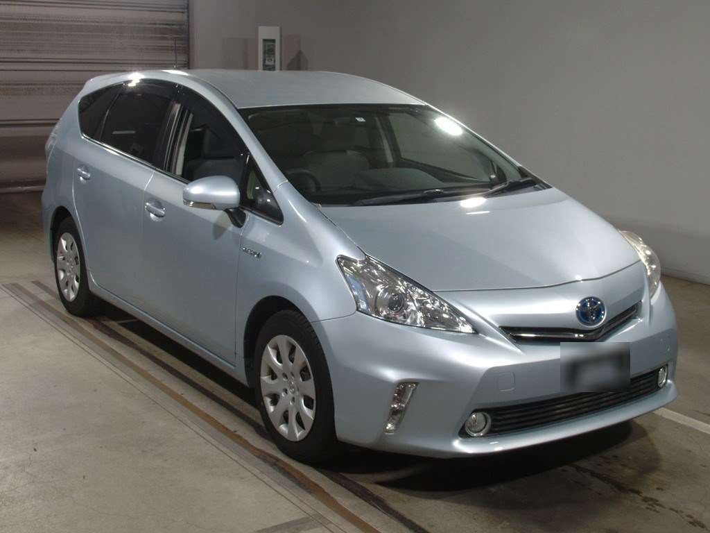 2013 Toyota Prius alpha ZVW41W[2]