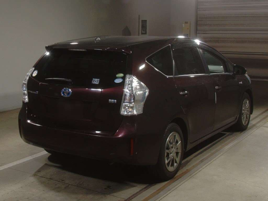 2013 Toyota Prius alpha ZVW40W[1]