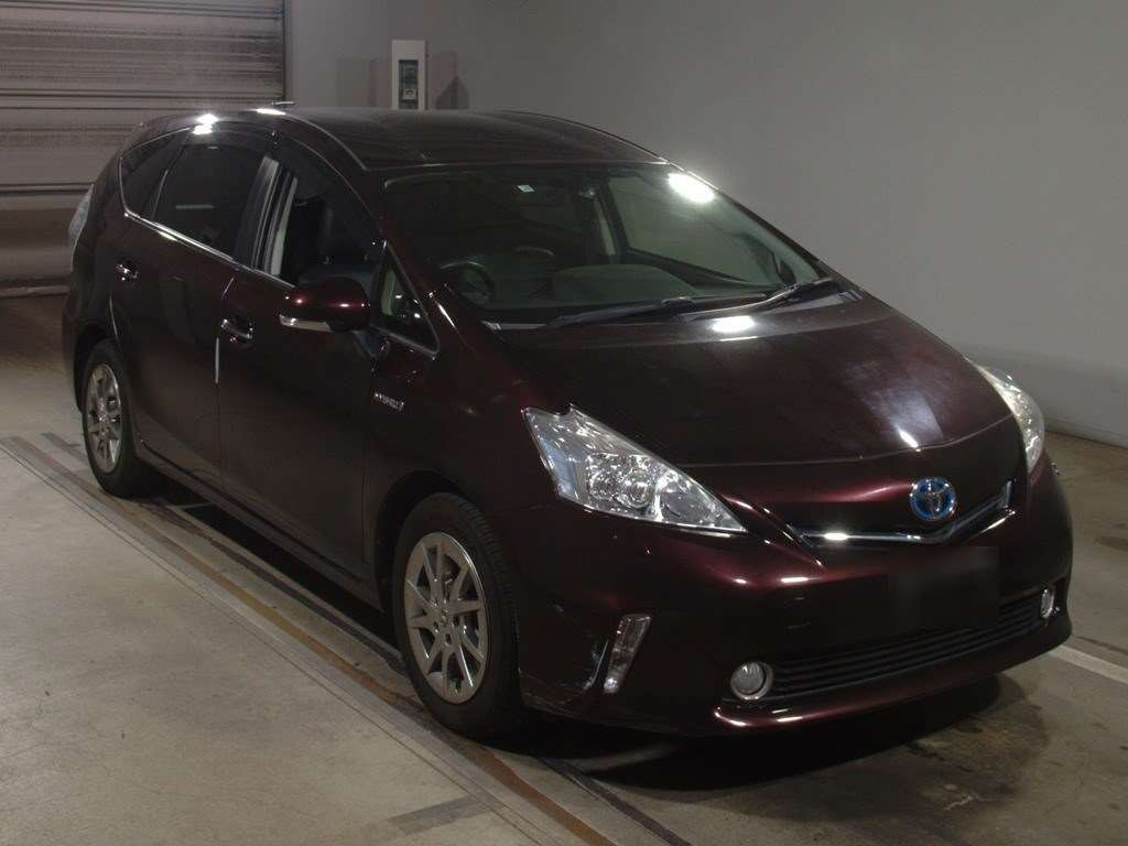 2013 Toyota Prius alpha ZVW40W[2]