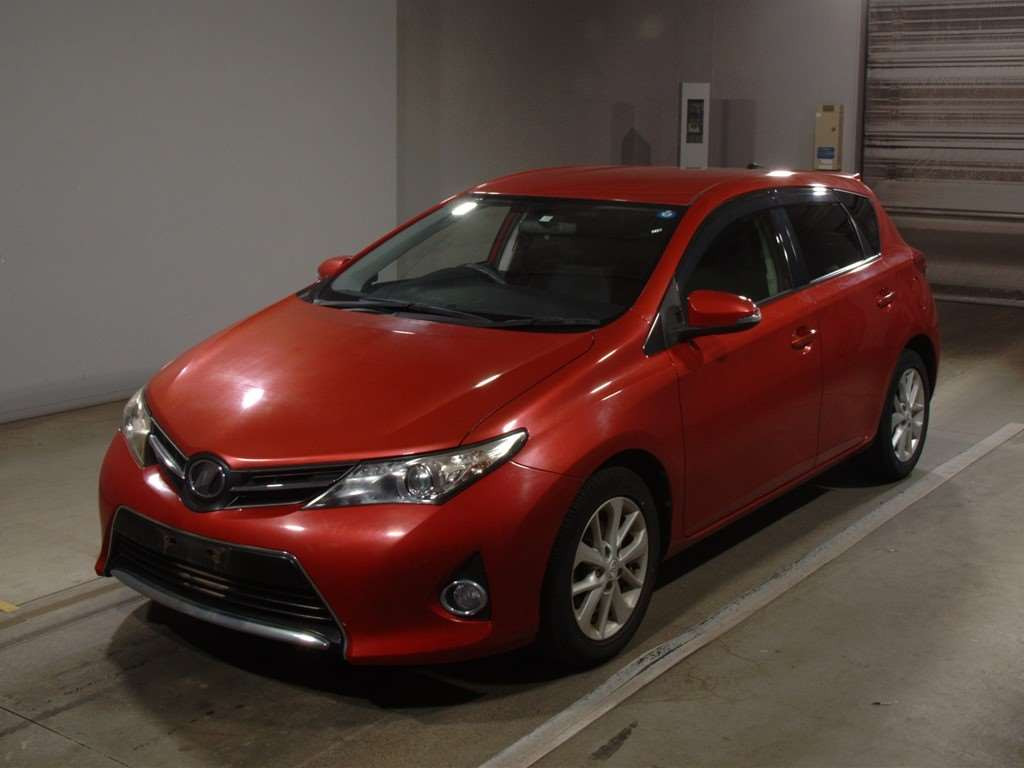 2013 Toyota Auris NZE181H[0]