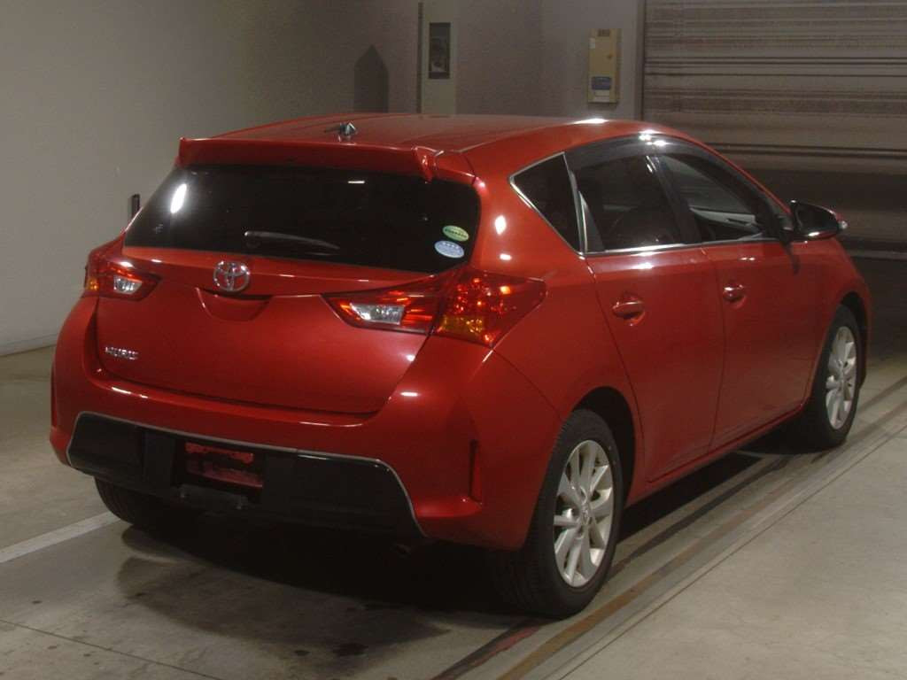 2013 Toyota Auris NZE181H[1]