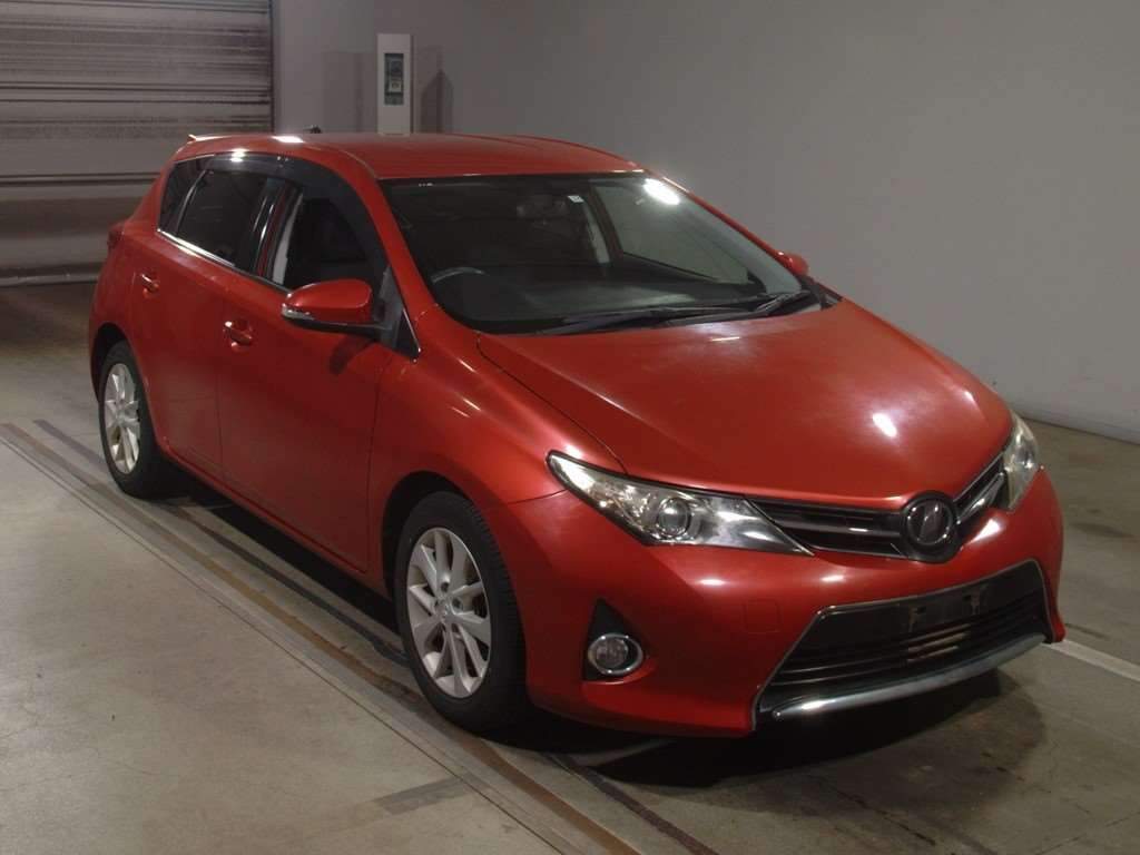 2013 Toyota Auris NZE181H[2]