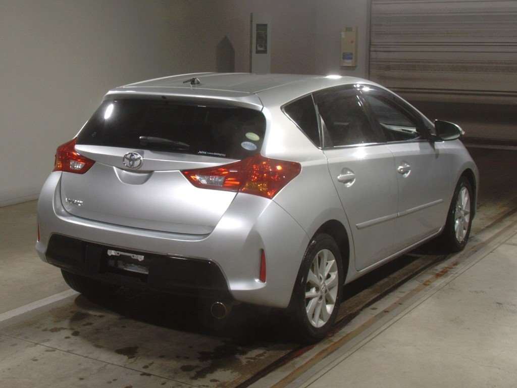 2013 Toyota Auris NZE181H[1]