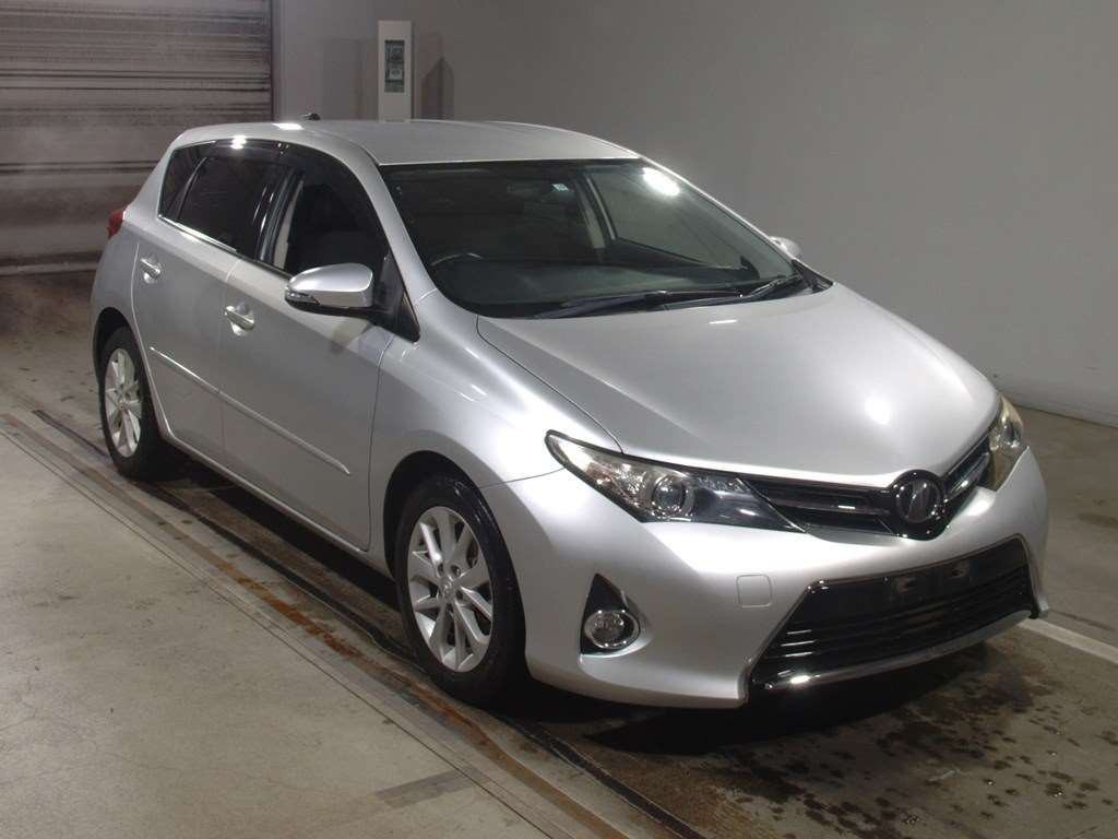 2013 Toyota Auris NZE181H[2]