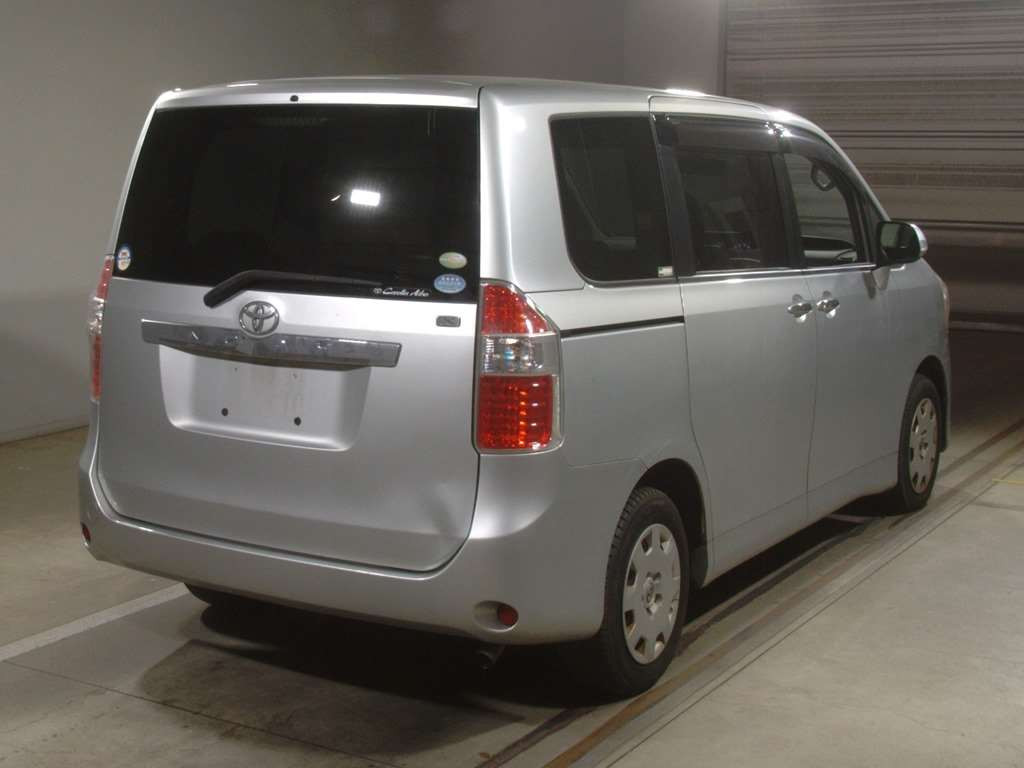 2010 Toyota Noah ZRR70G[1]