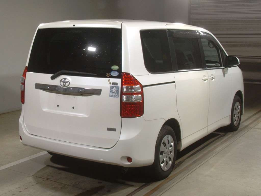 2013 Toyota Noah ZRR70G[1]