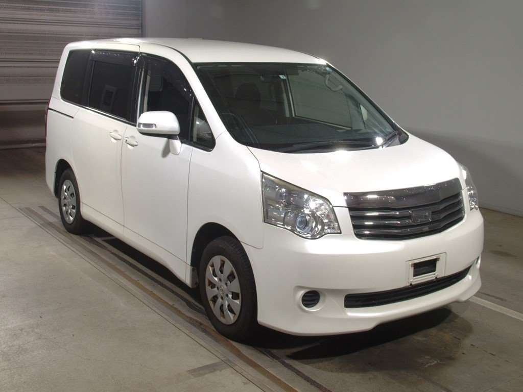 2013 Toyota Noah ZRR70G[2]