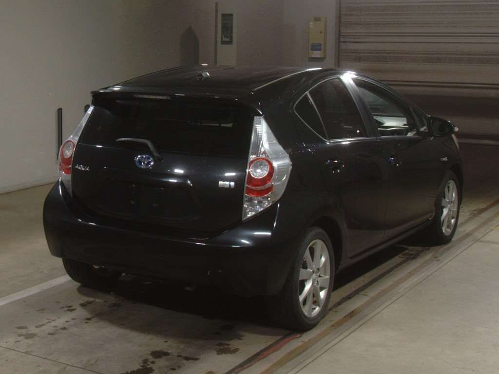 2012 Toyota Aqua NHP10[1]