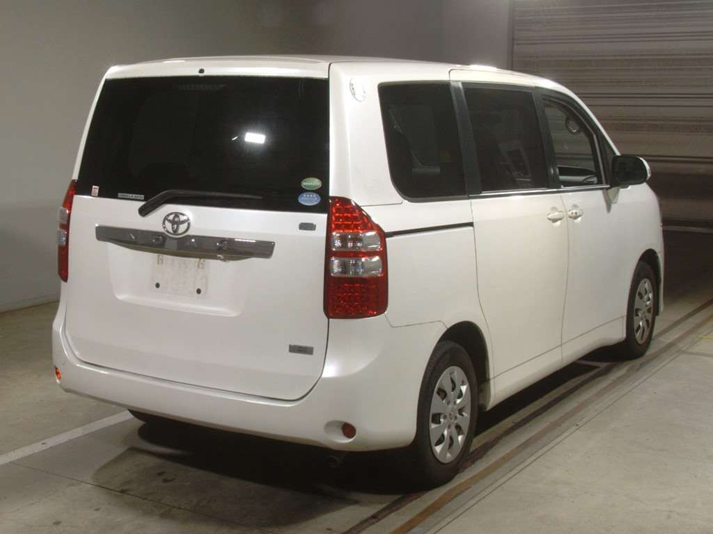 2013 Toyota Noah ZRR70G[1]