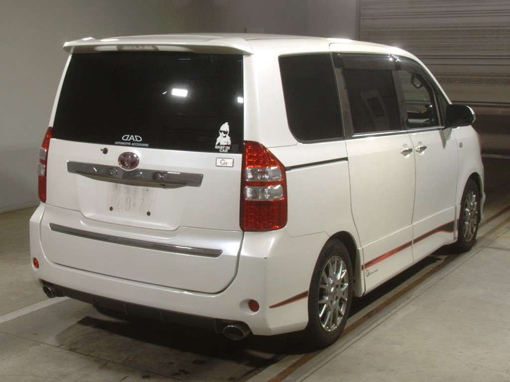 2010 Toyota Noah ZRR70W[1]