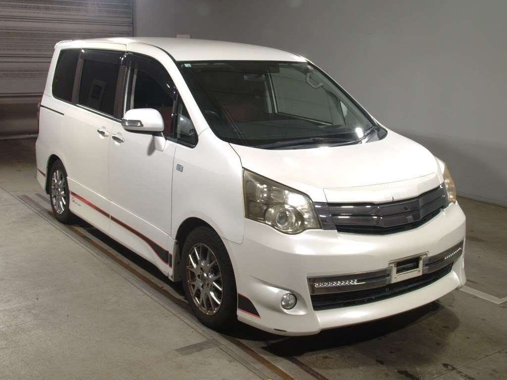 2010 Toyota Noah ZRR70W[2]