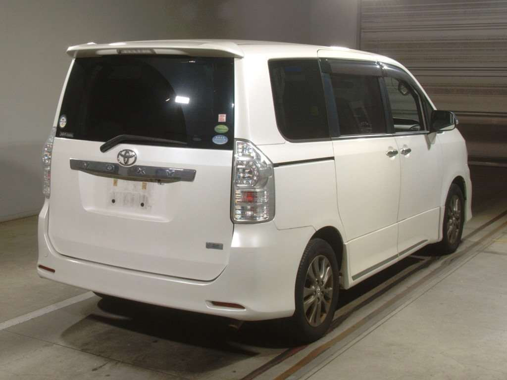 2013 Toyota Voxy ZRR70W[1]