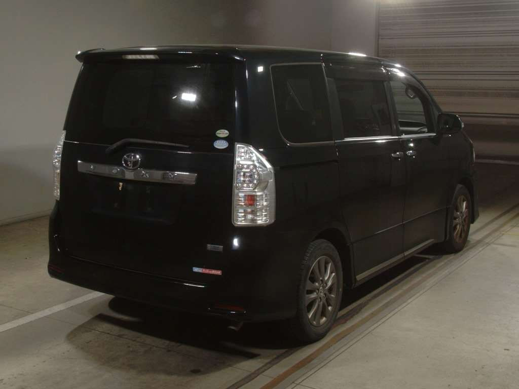 2011 Toyota Voxy ZRR70W[1]