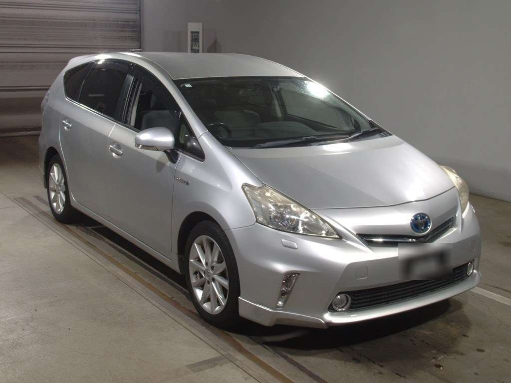 2012 Toyota Prius alpha ZVW41W[2]