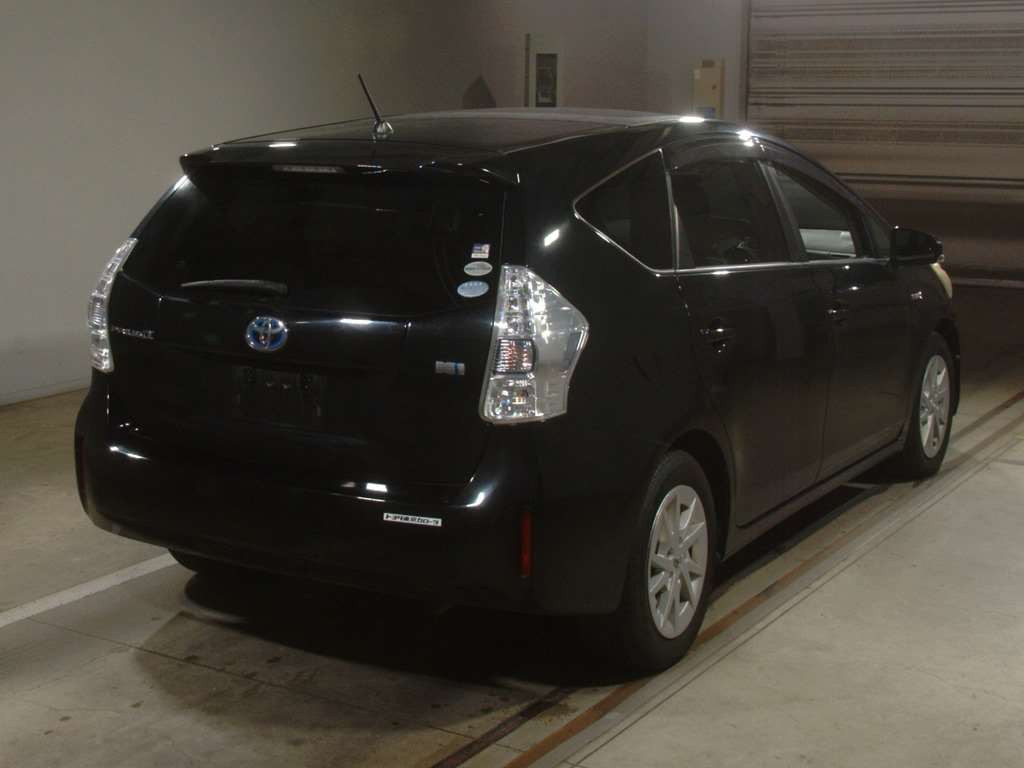 2012 Toyota Prius alpha ZVW41W[1]