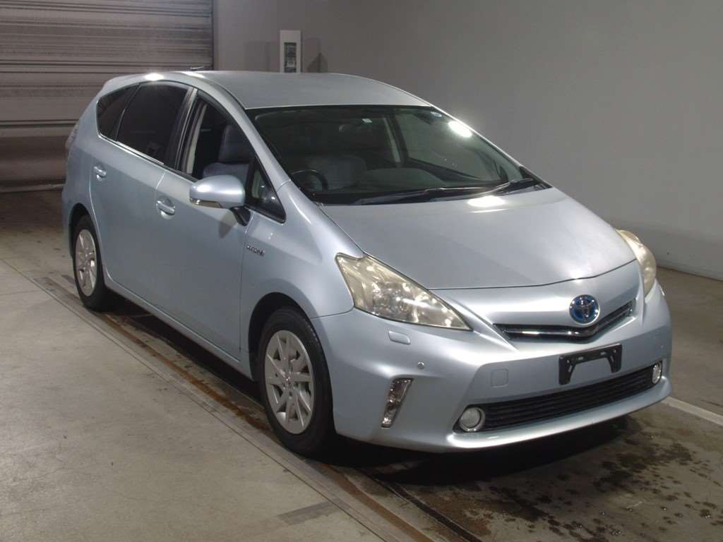 2011 Toyota Prius alpha ZVW40W[2]