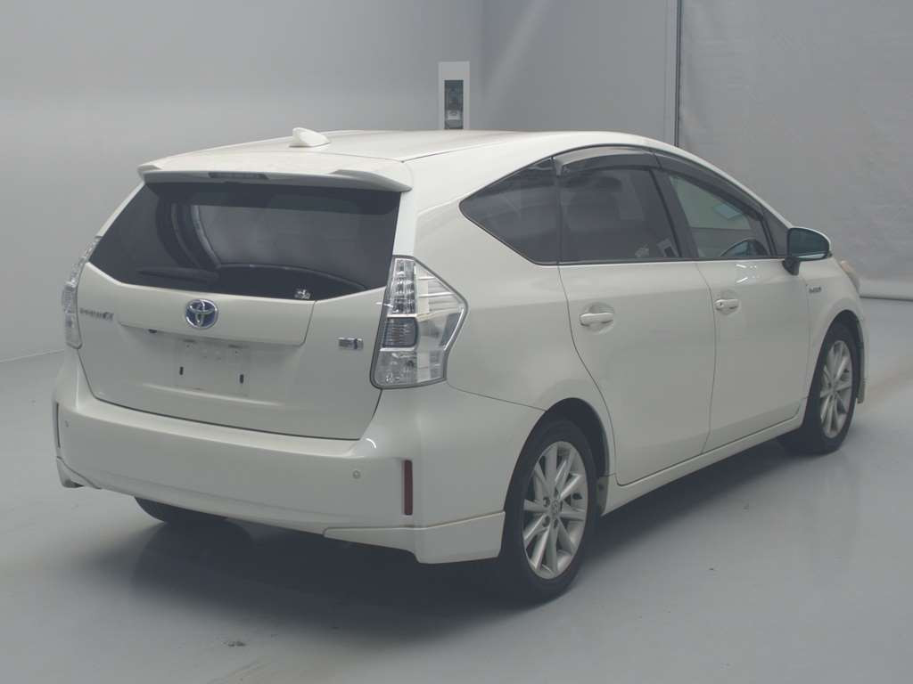 2011 Toyota Prius alpha ZVW41W[1]