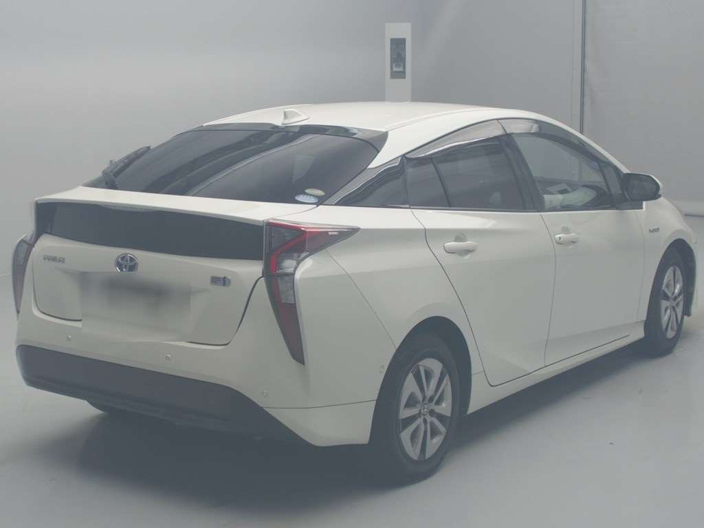 2016 Toyota Prius ZVW51[1]