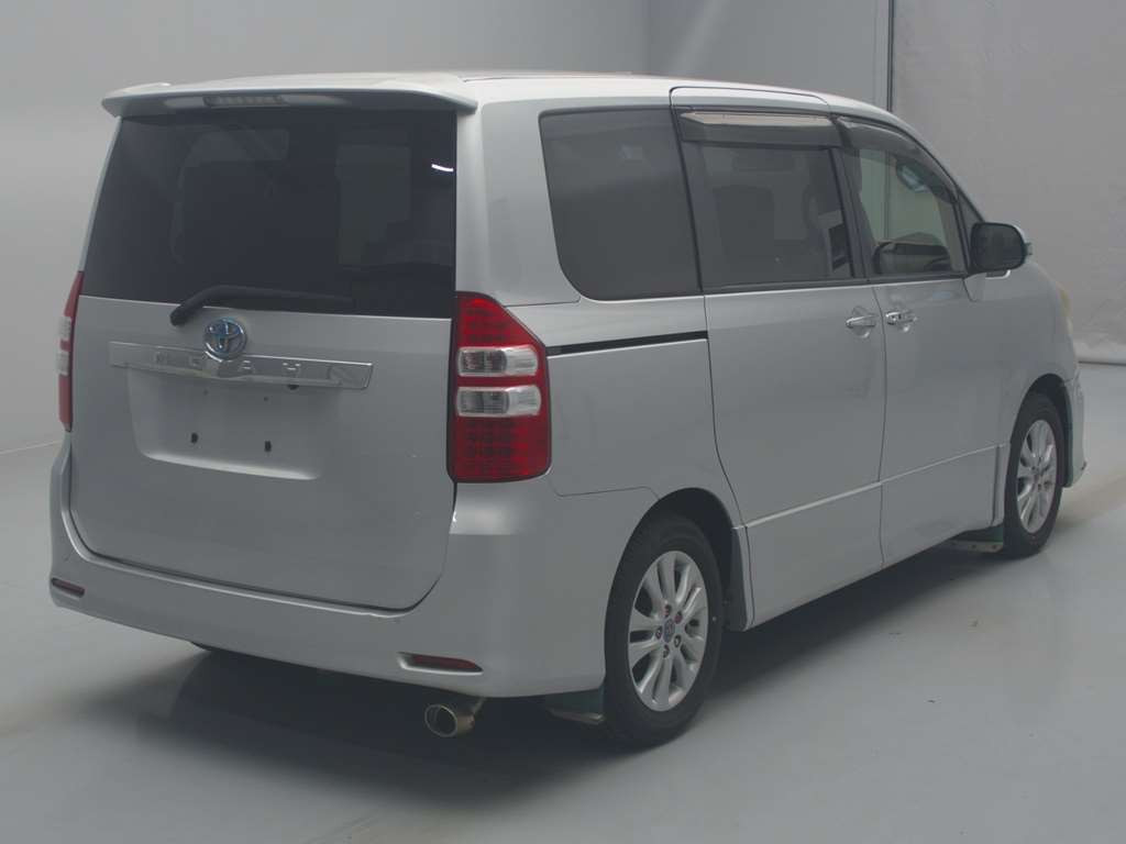 2011 Toyota Noah ZRR70W[1]