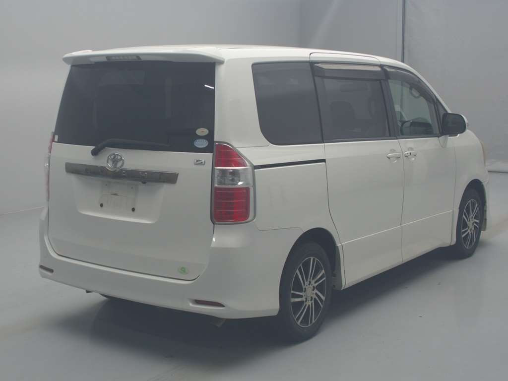 2008 Toyota Noah ZRR70W[1]