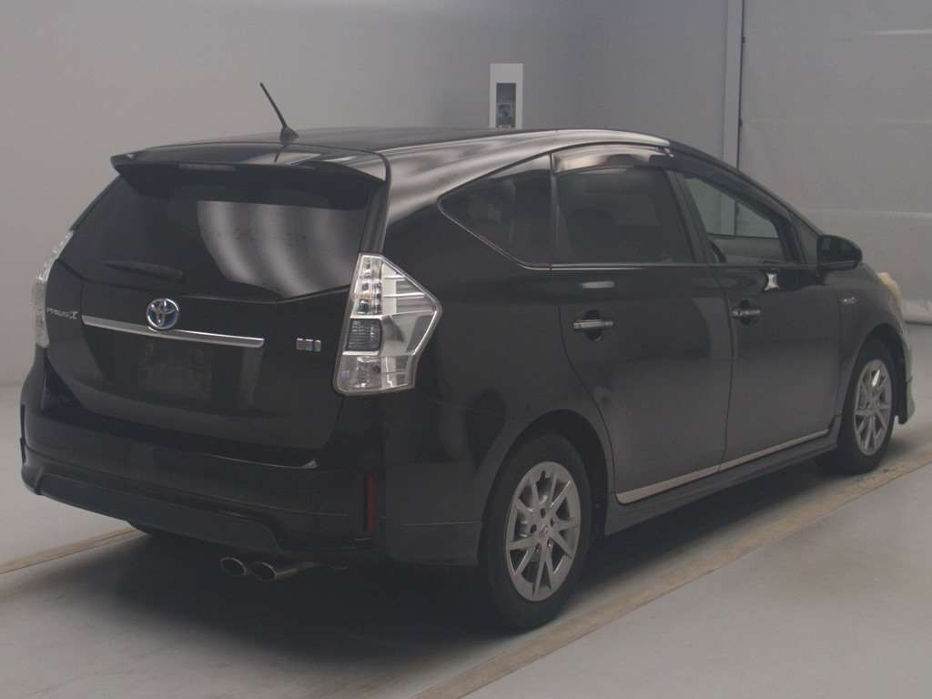 2013 Toyota Prius alpha ZVW40W[1]