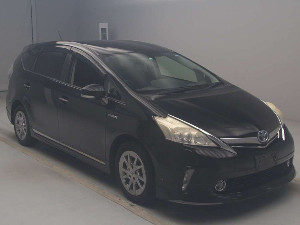 2013 Toyota Prius alpha ZVW40W[2]