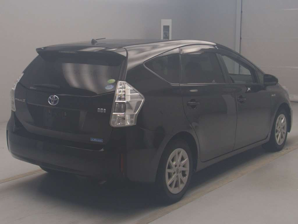 2013 Toyota Prius alpha ZVW41W[1]