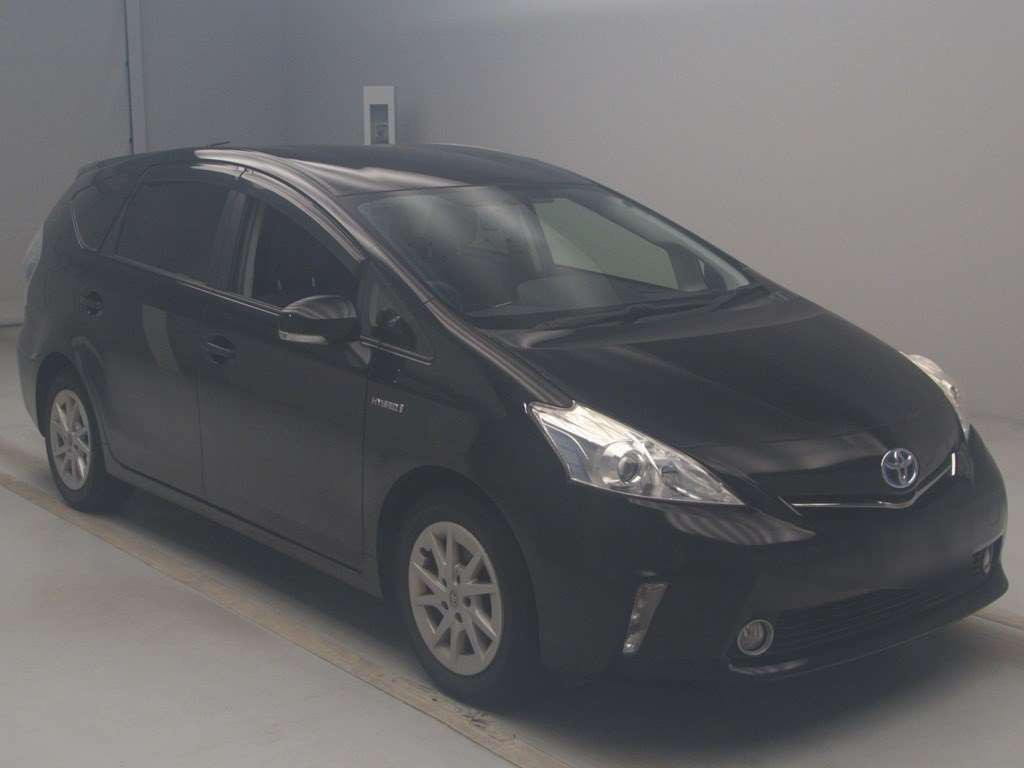 2013 Toyota Prius alpha ZVW41W[2]