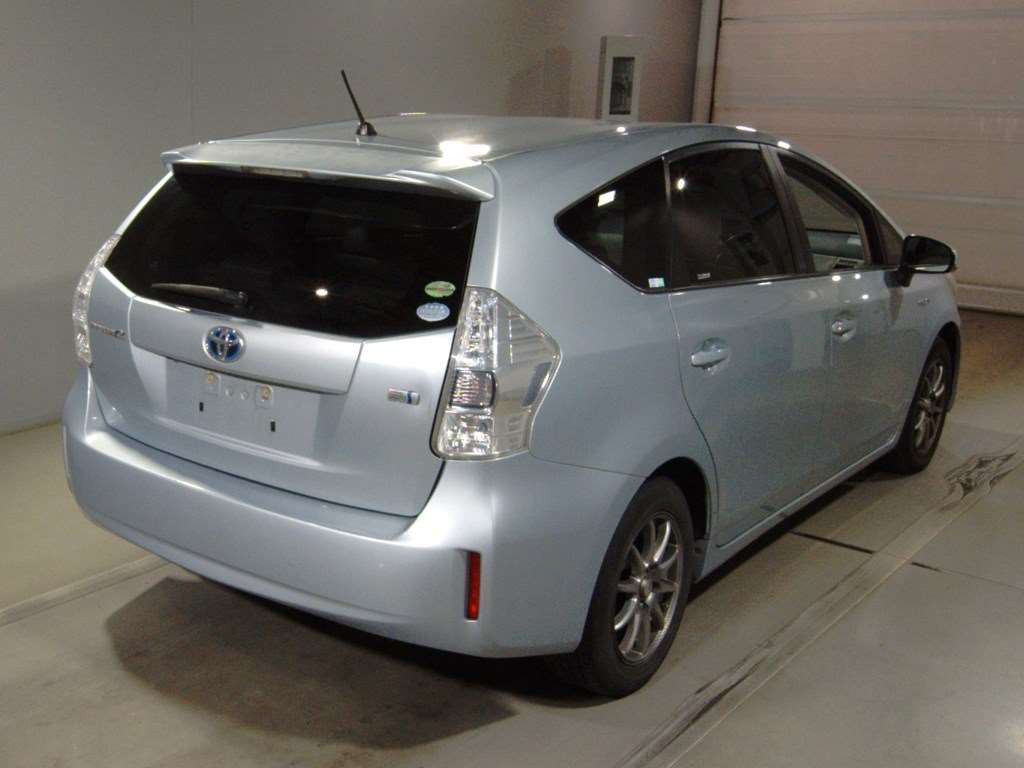 2012 Toyota Prius alpha ZVW40W[1]