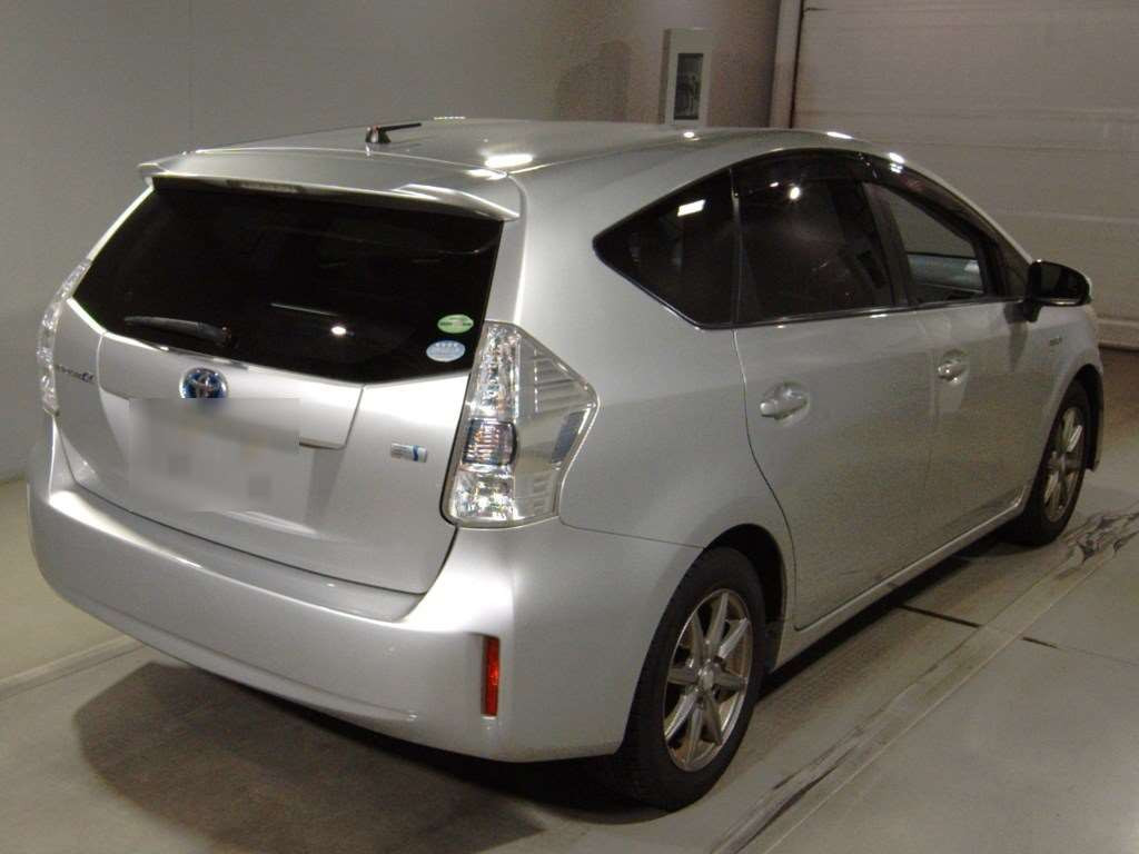 2013 Toyota Prius alpha ZVW41W[1]