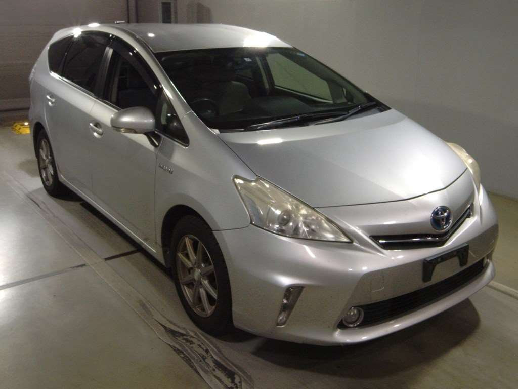 2013 Toyota Prius alpha ZVW41W[2]