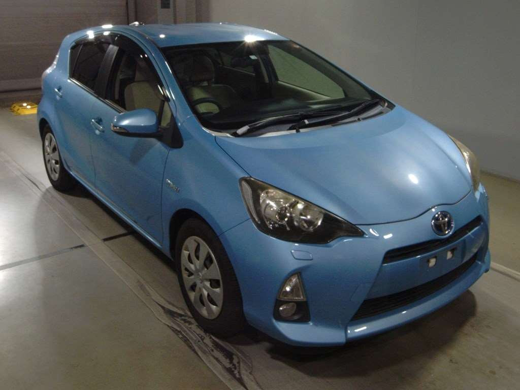 2012 Toyota Aqua NHP10[2]