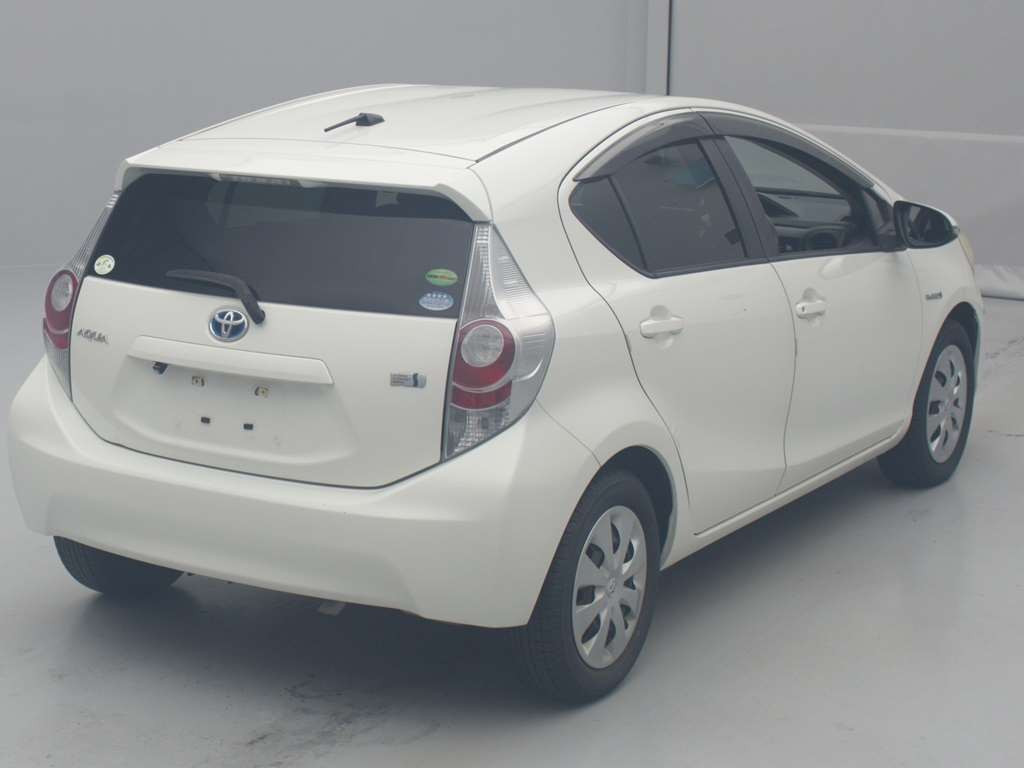 2013 Toyota Aqua NHP10[1]