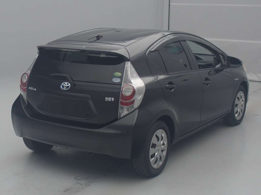 2012 Toyota Aqua NHP10[1]