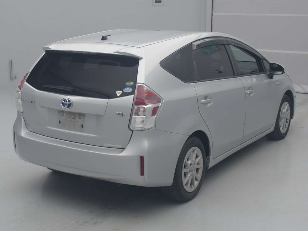 2015 Toyota Prius alpha ZVW41W[1]