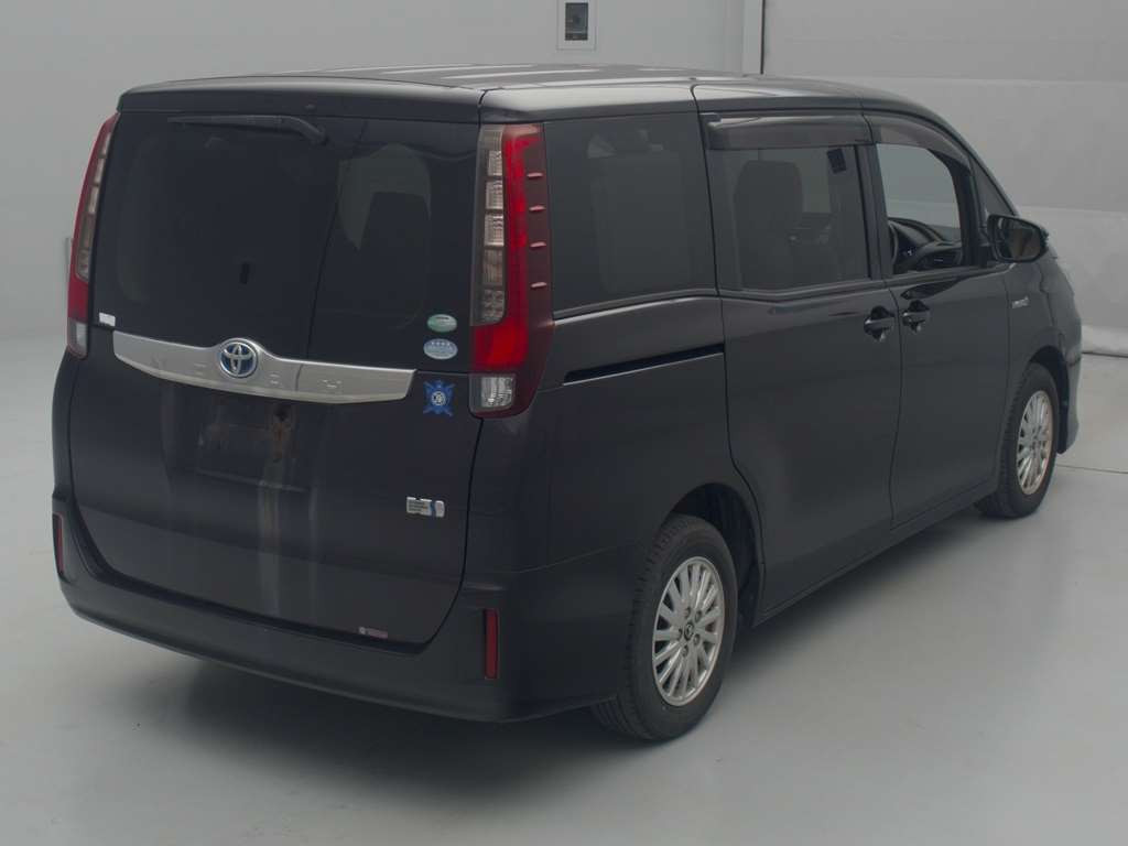 2015 Toyota Noah ZWR80G[1]