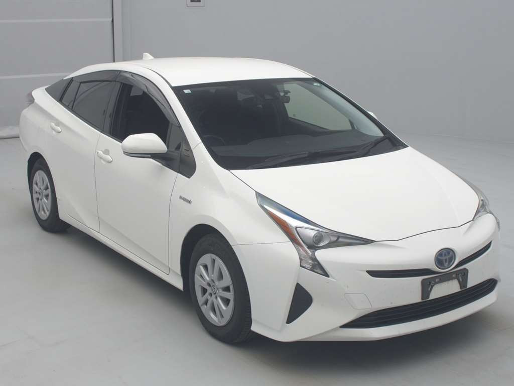 2018 Toyota Prius ZVW55[2]