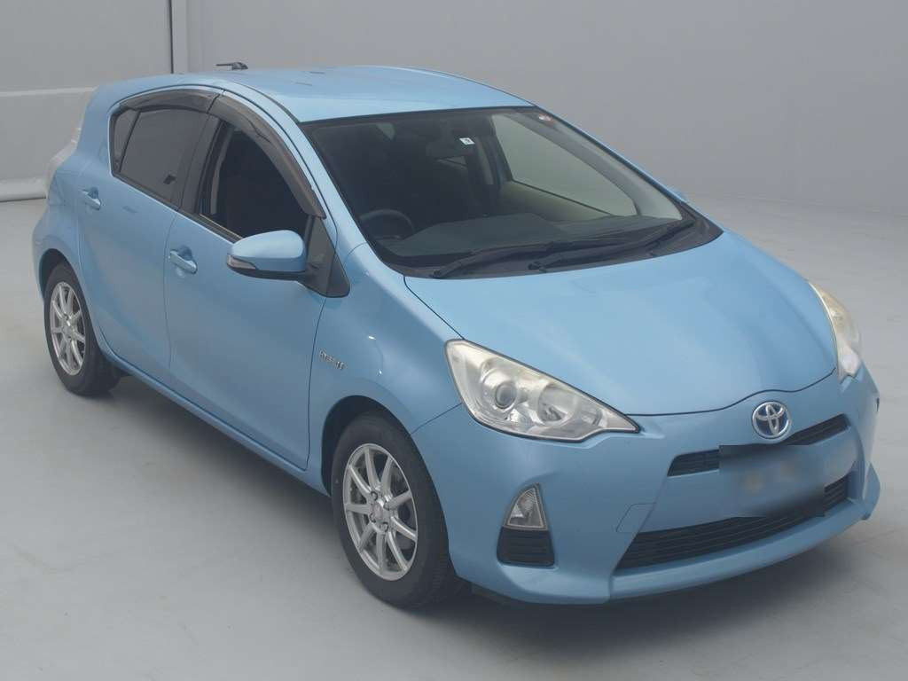 2013 Toyota Aqua NHP10[2]