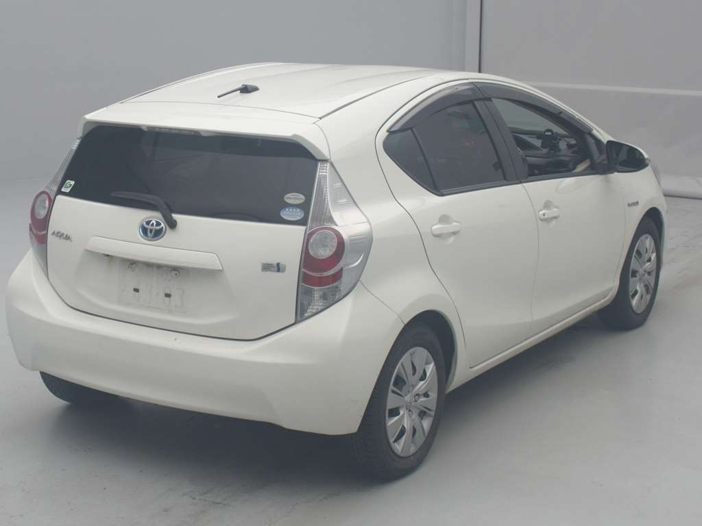 2012 Toyota Aqua NHP10[1]