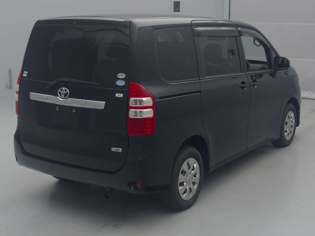 2010 Toyota Noah ZRR75G[1]